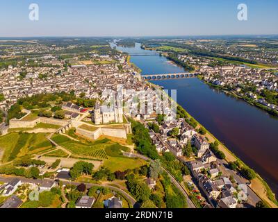 Drone à angle élevé point de vue sur la ville de Saumur, pays de la Loire, Nord-Ouest de la France le jour d'été. La Loire traverse Saumur. Banque D'Images