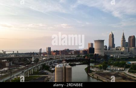 Photo aérienne de Cleveland Ohio Skyline Downtown au coucher du soleil Banque D'Images