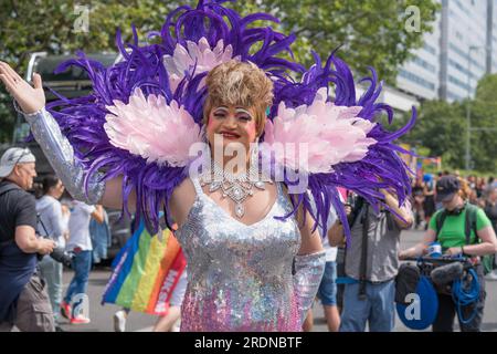 Berlin, Allemagne.22 juillet 2023. Les gens à la parade de Christopher Street Day célébrant. Crédit : Freelance Fotograf/Alamy Live News Banque D'Images