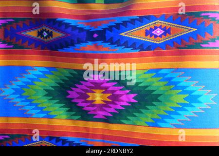 Tissu traditionnel aux couleurs vives à vendre au marché Otavalo en Équateur. Vue verticale Banque D'Images