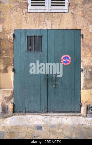 Garage sans signe de parking à Aix en Provence France Banque D'Images