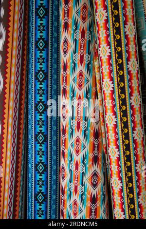 Tissu traditionnel aux couleurs vives avec motif inca en vente au marché Otavalo en Équateur. Vue verticale Banque D'Images