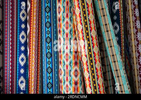 Tissu traditionnel aux couleurs vives avec motifs inca à vendre au marché Otavalo en Équateur. Banque D'Images