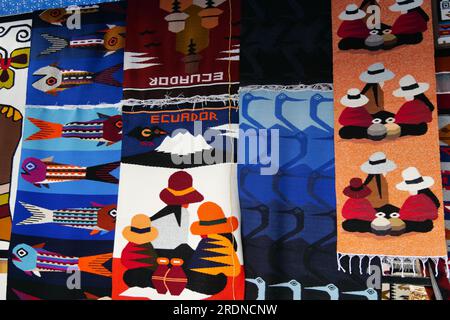 Tapis tissés traditionnels colorés à vendre au marché Otavalo en Équateur Banque D'Images