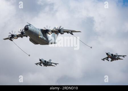 Atlas A400 de l'armée de l'air allemande simulant le ravitaillement de 2 Tornado au Royal International Air Tattoo 2023. Banque D'Images