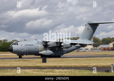 Atterrissage de l'A400 Atlas de l'armée de l'air allemande après sa routine d'affichage au Royal International Air Tattoo 2023. Banque D'Images