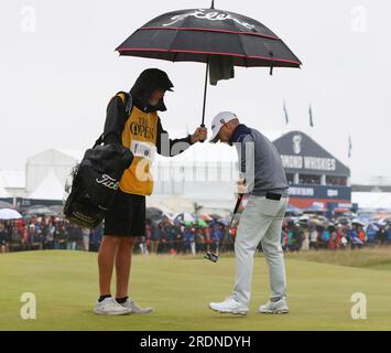 Hoylake, Royaume-Uni. 22 juillet 2023. L’américain Brian Harman s’abrite sous un parapluie le troisième jour au 151e Open Championship au Royal Liverpool Golf Club à Hoylake, en Angleterre, le samedi 22 juillet 2023. Photo Hugo Philpott/UPI crédit : UPI/Alamy Live News Banque D'Images