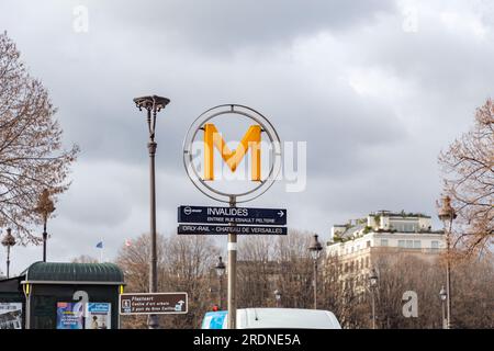 Paris, France - 19 janvier 2022 : Station de métro métropolitaine des Invalides à Paris, France. Banque D'Images