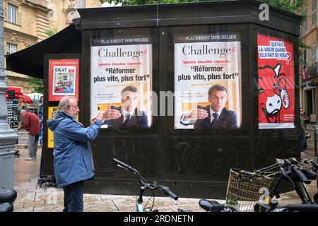 Posters politiques sur kiosque à Aix en Provence France Banque D'Images