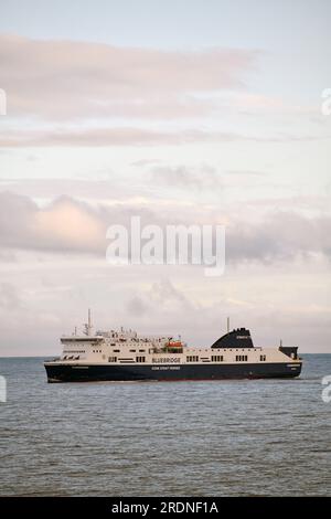WELLINGTON, NOUVELLE-ZÉLANDE, le 19 MAI 2023 : le ferry Bluebridge Connemara traverse le détroit de Cook jusqu'à Wellington, vu depuis le ferry Interislander Atarere Banque D'Images