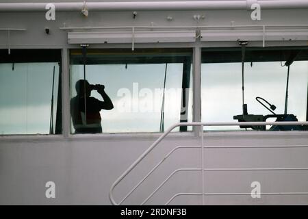 WELLINGTON, NOUVELLE-ZÉLANDE, le 19 MAI 2023 : un officier sur le pont du ferry Interislander Atarere scanne l'eau devant le navire alors que celui-ci se dirige vers Picton i. Banque D'Images