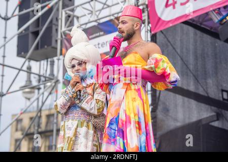 Berlin, Allemagne. 22 juillet 2023. Berlin Pride - modérateurs sur scène de la finale du CSD 2023 à la porte de Brandebourg crédit : Freelance Fotograf/Alamy Live News Banque D'Images