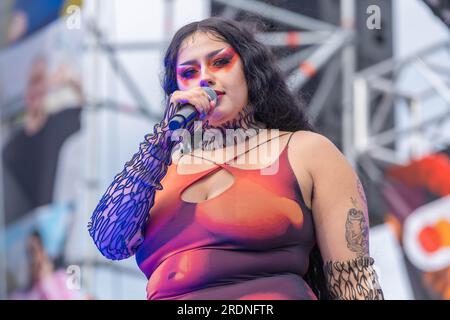 Berlin, Allemagne.22 juillet 2023. Dornika, une artiste née en Iran et vivant maintenant à Berlin, à la finale du CSD à Berlin se produisant à la porte de Brandebourg. Crédit : Freelance Fotograf/Alamy Live News Banque D'Images