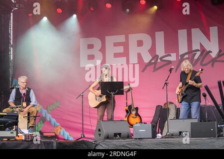 Berlin, Allemagne.22 juillet 2023. Berlin, Allemagne. 22 juillet 2023. Kai & Funky de ton Steine Scherben feat. Birte Volta sur scène lors de la finale CSD 2023 à la porte de Brandebourg Banque D'Images
