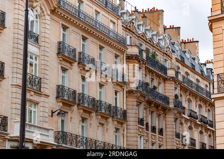 Vue générale sur la rue depuis Paris, la capitale française. Architecture française typique et vue sur la ville. Banque D'Images