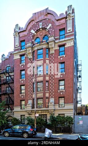 Quartier historique de Clinton Hill : 476 Clinton Avenue/20 Gates Avenue, Royal Castle, Beaux Arts immeuble par Wortmann & Braun, construit en 1913. Banque D'Images