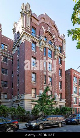 Quartier historique de Clinton Hill : 476 Clinton Avenue/20 Gates Avenue, Royal Castle, Beaux Arts immeuble par Wortmann & Braun, construit en 1913. Banque D'Images