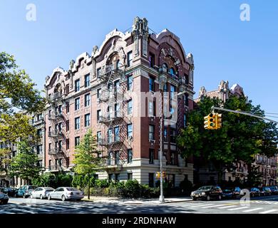 Quartier historique de Clinton Hill : 476 Clinton Avenue/20 Gates Avenue, Royal Castle, Beaux Arts immeuble par Wortmann & Braun, construit en 1913. Banque D'Images