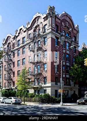 Quartier historique de Clinton Hill : 476 Clinton Avenue/20 Gates Avenue, Royal Castle, Beaux Arts immeuble par Wortmann & Braun, construit en 1913. Banque D'Images