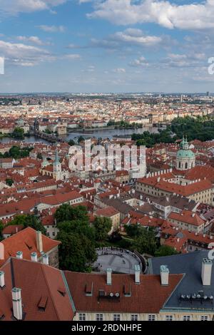Regardez de la tour sud de la cathédrale du château de Prague vers la petite ville avec St. L'église Nicolas et le pont Charles. Banque D'Images