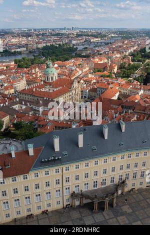 Regardez de la tour sud de la cathédrale du château de Prague sur les bâtiments du château avec balcon vers la petite ville et St. Nicholas Church. Banque D'Images
