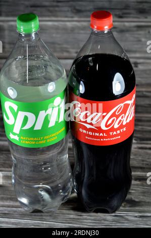 Le Caire, Égypte, juillet 18 2023 : soda citron-lime Sprite et coca cola Drink, une boisson gazeuse claire, au citron et au citron vert et du coke créé par le Coca-Cola Banque D'Images