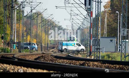 Minsk Mazowiecki, Pologne - 14 octobre 2019 : passage à niveau et trafic ferroviaires. Sur les voies est un train de voyageurs Banque D'Images