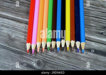 crayons de couleur bois de différentes couleurs pour la peinture isolée sur fond de bois, le concept de retour à l'école, les fournitures scolaires et le fond éducatif, s Banque D'Images