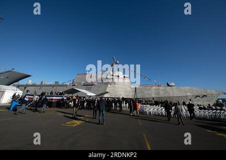 La cérémonie de mise en service du navire de combat côtier USS Canberra (LCS 30), variante de l'indépendance, commence à Sydney, en Australie, le 22 juillet 2023. Les navires de combat littoral variant en fonction de l'indépendance sont des combattants de surface rapides, dotés d'un équipage optimal et adaptés à la mission qui opèrent dans des environnements proches du rivage et en haute mer, gagnant contre les menaces côtières du 21e siècle. Les LCS s’intègrent à des équipes mixtes, combinées, habitées et sans pilote pour soutenir la présence avancée, la sécurité maritime, le contrôle maritime et les missions de dissuasion dans le monde entier. (Photo DoD par EJ Hersom) Banque D'Images