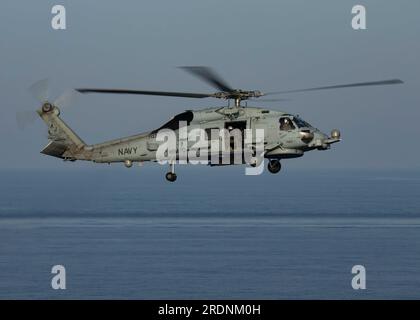 Un MH-60R Sea Hawk, attaché aux « Spartans » du Helicopter Maritime Strike Squadron (HSM) 70, effectue des opérations aériennes à partir du plus grand porte-avions du monde USS Gerald R. Ford (CVN 78), le 20 juillet 2023. Le HSM-70 est déployé à bord du GRF dans le cadre de la Carrier Air Wing (CVW) 8. Gerald R. Ford est les États-Unis Le porte-avions le plus récent et le plus avancé de la Marine, représentant un bond générationnel aux États-Unis La capacité de la Marine à projeter de l’énergie à l’échelle mondiale. Le Gerald R. Ford Carrier Strike Group est en déploiement prévu aux États-Unis Marine Forces Europe zone d'opérations, employé par les États-Unis Sixième flotte Banque D'Images