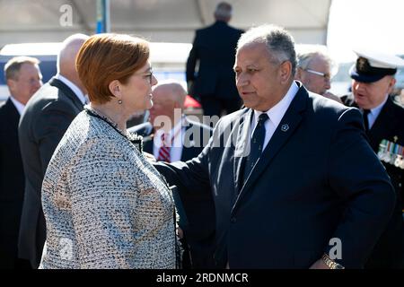 Sydney, Australie. 22 juillet 2023. Le secrétaire américain à la Marine Carlos Del Toro, à droite, s’entretient avec la sénatrice australienne Marise Payne à la conclusion de la cérémonie de mise en service du navire de combat côtier USS Canberra, variante indépendance, le 22 juillet 2023 à Sydney, en Australie. Crédit : EJ Hersom/US Navy photo/Alamy Live News Banque D'Images