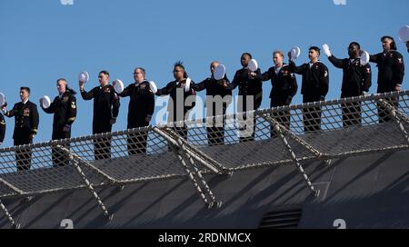 Sydney, Australie. 22 juillet 2023. ÉTATS-UNIS Les marins de la Marine avec le navire de combat côtier USS Canberra, variante de l'indépendance, renversent leurs casquettes et applaudissent trois fois le public à la fin de la cérémonie de mise en service, le 22 juillet 2023 à Sydney, en Australie. L'USS Canberra, navire éponyme du capitole d'Australie, était officiellement mis en service lors de la cérémonie. Crédit : MC1 Mark Faram/US Navy photo/Alamy Live News Banque D'Images