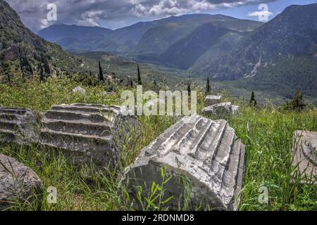 Colonnes brisées sur les ruines antiques du temple Apollon à Delphes, Grèce sur le mont Parnasse. Le temple est célèbre pour l'oracle au sanctuaire. Banque D'Images