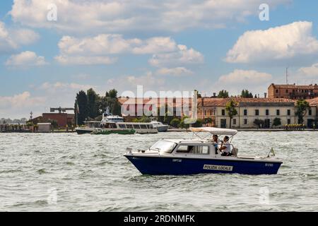 Bateau de police vénitienne sur le canal de la Giudecca avec l'île du même nom en arrière-plan, Venise, Vénétie, Italie Banque D'Images