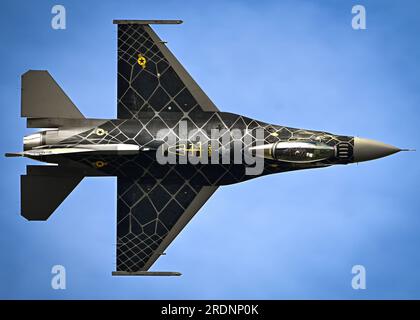 Rionegro, Colombie. 14 juillet 2023. ÉTATS-UNIS Le capitaine de la Force aérienne Aimee « Rebel » Fiedler, commandant et pilote de l’équipe de démonstration du F-16 Viper, effectue des manœuvres aériennes lors de la foire internationale de l’aéronautique et de l’espace F-AIR Colombia à l’aéroport Jose Maria Cordova, le 14 juillet 2023 à Rionegro, en Colombie. Crédit : SSgt. Madeline Herzog/États-Unis Air Force/Alamy Live News Banque D'Images