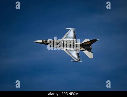 Rionegro, Colombie. 14 juillet 2023. ÉTATS-UNIS Le capitaine de la Force aérienne Aimee « Rebel » Fiedler, commandant et pilote de l’équipe de démonstration du F-16 Viper, effectue des manœuvres aériennes lors de la foire internationale de l’aéronautique et de l’espace F-AIR Colombia à l’aéroport Jose Maria Cordova, le 14 juillet 2023 à Rionegro, en Colombie. Crédit : SSgt. Madeline Herzog/États-Unis Air Force/Alamy Live News Banque D'Images