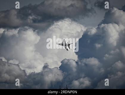 Rionegro, Colombie. 14 juillet 2023. ÉTATS-UNIS Le capitaine de la Force aérienne Aimee « Rebel » Fiedler, commandant et pilote de l’équipe de démonstration du F-16 Viper, effectue des manœuvres aériennes lors de la foire internationale de l’aéronautique et de l’espace F-AIR Colombia à l’aéroport Jose Maria Cordova, le 14 juillet 2023 à Rionegro, en Colombie. Crédit : SSgt. Madeline Herzog/États-Unis Air Force/Alamy Live News Banque D'Images