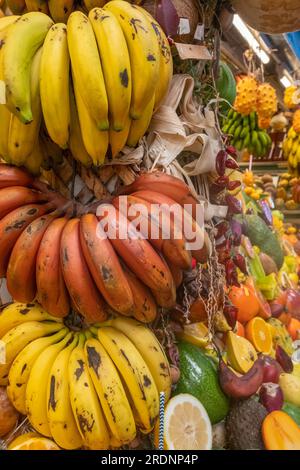 Bananes locales jaunes et rouges en grappes sur un stand de marché fermier à Tenerife Banque D'Images