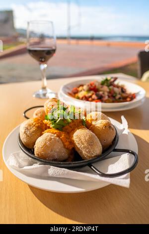 Plat des îles Canaries Papas arrugadas pommes de terre richement salées avec et sauce épicée rouge Mojo picon. Banque D'Images