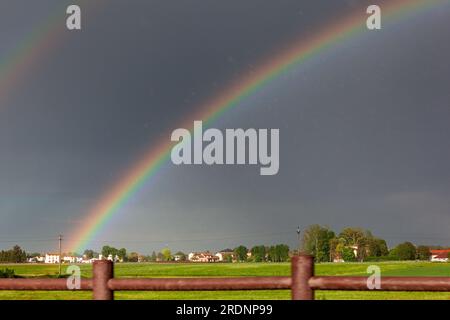 Vue d'un double arc-en-ciel sur un magnifique paysage de collines à Reggio Emilia, Italie. Banque D'Images