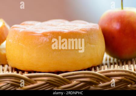 Fromage de vache fumé espagnol de Pria, Asturies, servi en plein air avec vue sur la plage de San Lorenzo et la promenade de Gijon Banque D'Images