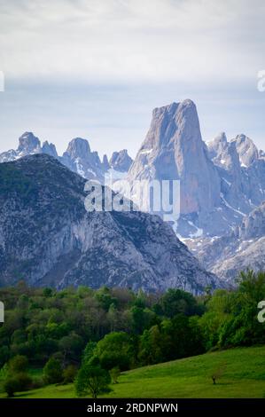 Vue sur Naranjo de Bulnes ou PICU Urriellu, pic calcaire datant de l'ère paléozoïque, situé dans la région centrale de Macizo de Picos de Europa, montagne r Banque D'Images