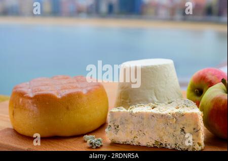 Fromages Asturiens, fromage de vache fumé dur de Pria, cabalis de fromage bleu d'Arenas et rebollin blanc de Pitu, Asturies, servis à l'extérieur avec vue Banque D'Images