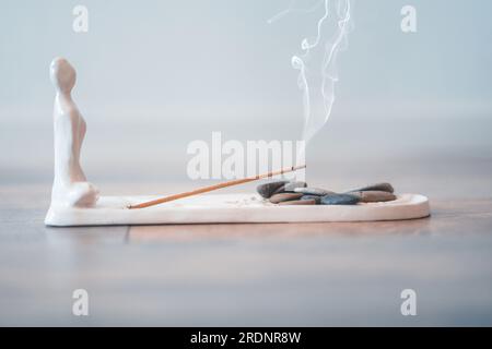 Bâton d'encens aromatique brûlant pour le yoga et la méditation. Calme Banque D'Images