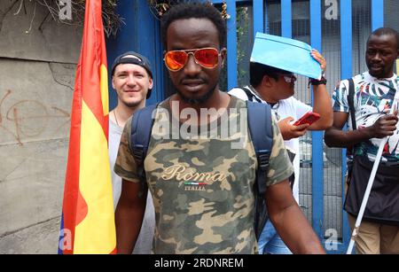 Rome, Italie. 21 juillet 2023. USB Unione Sindacale di base manifestation syndicale italienne contre les difficultés des immigrants à obtenir leur visa / permis de séjour, Rome, Italie, juillet 21 2023, légaliser les immigrants est un sujet brûlant pour le gouvernement italien, car plus de 5 millions d'étrangers légaux et environ 500,000 étrangers illégaux vivent actuellement dans le pays. La Roumanie, l'Albanie, le Maroc, la Chine et l'Ukraine sont les cinq premiers pays d'origine des immigrants en Italie. (Photo par Elisa Gestri/SIPA USA) crédit : SIPA USA/Alamy Live News Banque D'Images