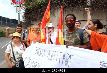 Rome, Italie. 21 juillet 2023. USB Unione Sindacale di base manifestation syndicale italienne contre les difficultés des immigrants à obtenir leur visa / permis de séjour, Rome, Italie, juillet 21 2023, légaliser les immigrants est un sujet brûlant pour le gouvernement italien, car plus de 5 millions d'étrangers légaux et environ 500,000 étrangers illégaux vivent actuellement dans le pays. La Roumanie, l'Albanie, le Maroc, la Chine et l'Ukraine sont les cinq premiers pays d'origine des immigrants en Italie. (Photo par Elisa Gestri/SIPA USA) crédit : SIPA USA/Alamy Live News Banque D'Images