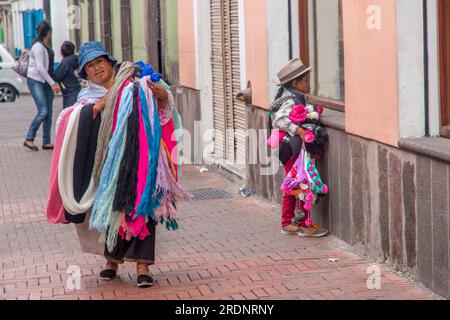 Femme vendant des foulards dans la vieille ville de Quito, Équateur. Banque D'Images