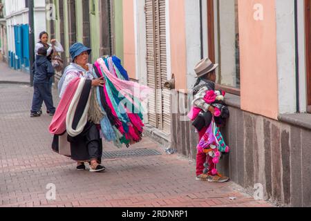 Femme vendant des foulards dans la vieille ville de Quito, Équateur. Banque D'Images