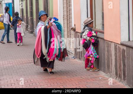 Femme vendant des foulards dans la vieille ville de Quito, Équateur. Banque D'Images