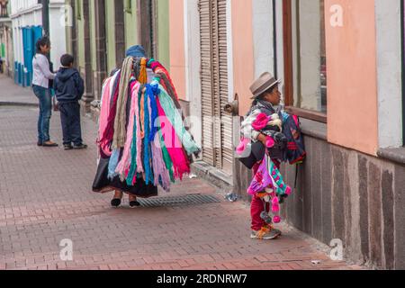 Femme vendant des foulards dans la vieille ville de Quito, Équateur. Banque D'Images